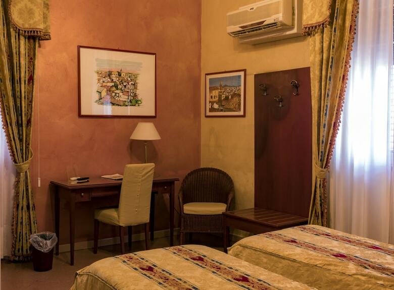 Hotel Joli