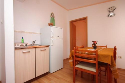 Apartment Gradac 6820b