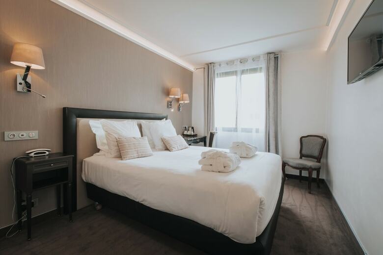 Henry II Hotel