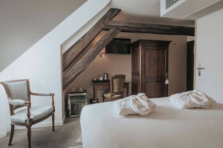 Henry II Hotel