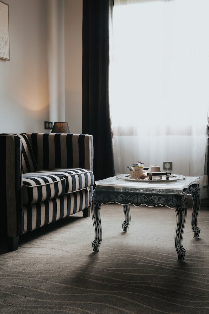Henry II Hotel
