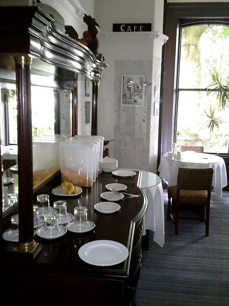 Hostal Cornerstones Guest House