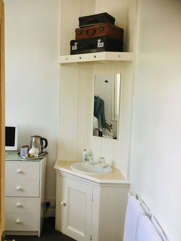 Hostal Cornerstones Guest House