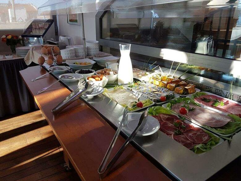 Hotel Goldstar Resort & Suites