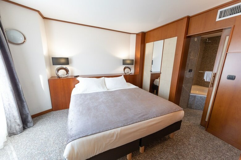 Hotel Goldstar Resort & Suites