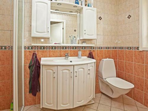 Three-bedroom Holiday Home In Str�mstad 3