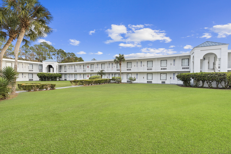 Motel Travelodge Inn & Suites