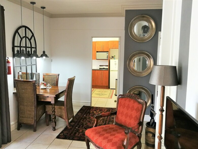 Hostal At 98 On Lynburn Guest House