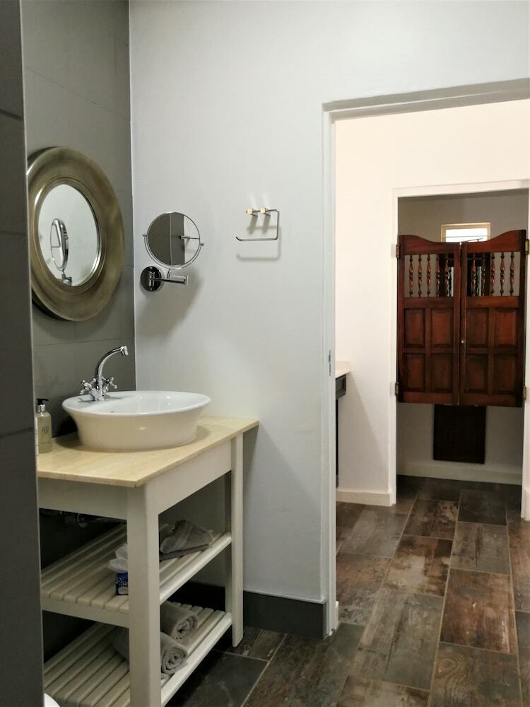 Hostal At 98 On Lynburn Guest House
