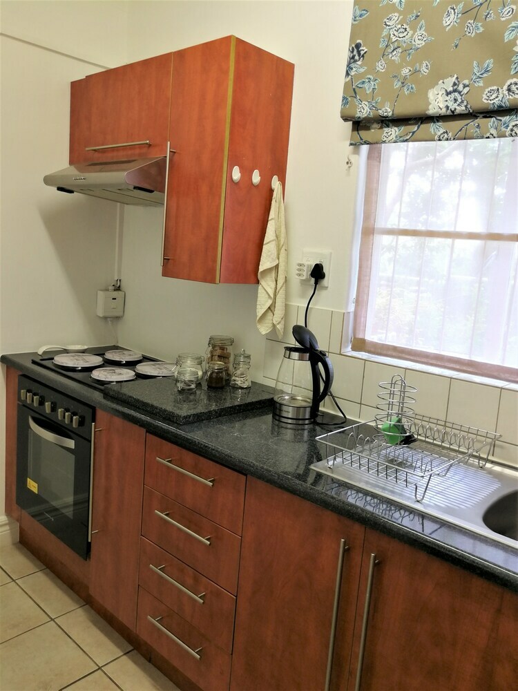 Hostal At 98 On Lynburn Guest House