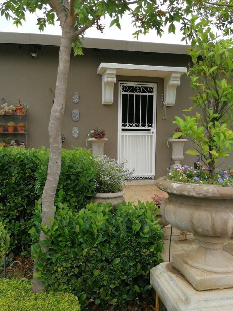 Hostal At 98 On Lynburn Guest House