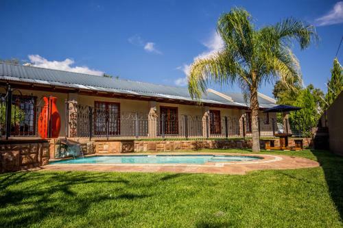Hostal Classic Court B&B