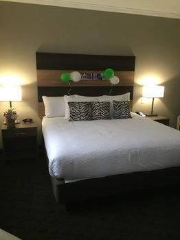 Hotel Days Inn And Suites Lindsay