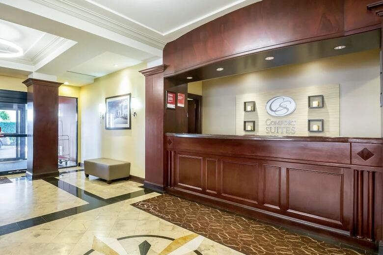 Hotel Comfort Suites At Woodbridge