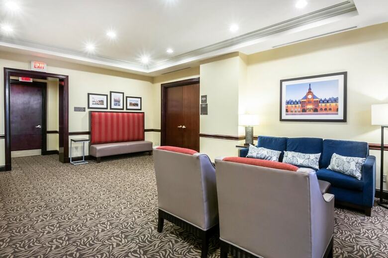 Hotel Comfort Suites At Woodbridge