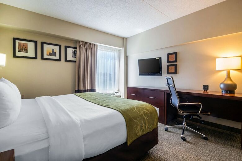 Hotel Comfort Suites At Woodbridge