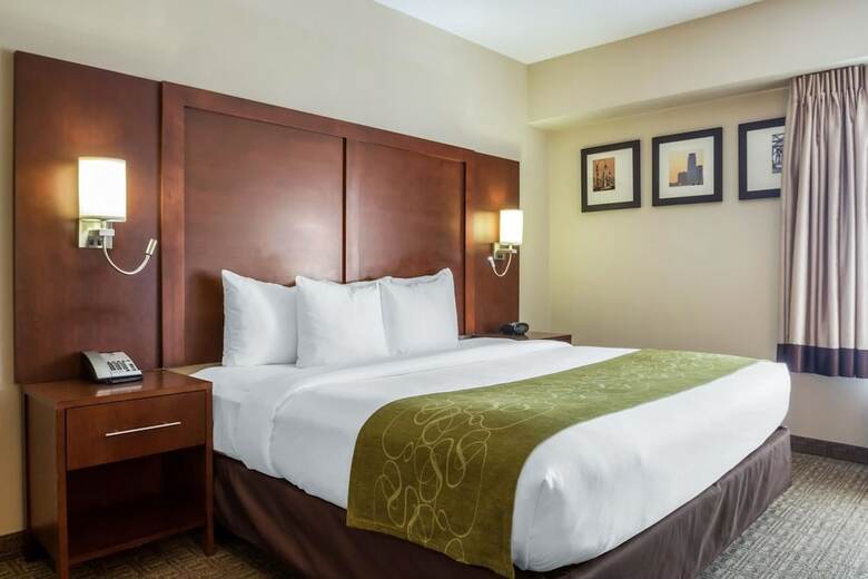 Hotel Comfort Suites At Woodbridge