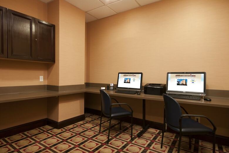 Hotel Comfort Suites At Woodbridge
