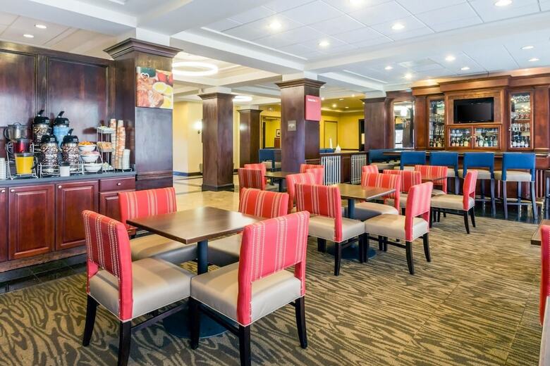 Hotel Comfort Suites At Woodbridge