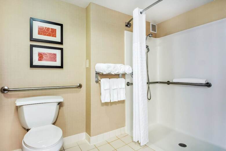 Hotel Comfort Suites At Woodbridge