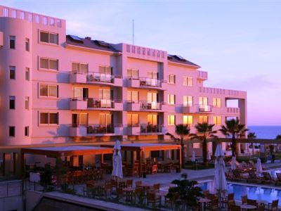 Hotel Capital Coast Resort & Spa