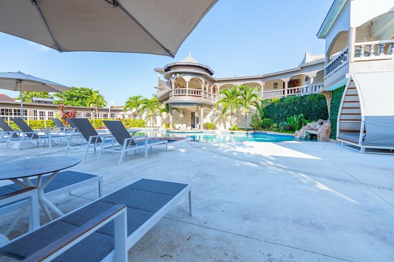 Hotel Travellers Beach Resort