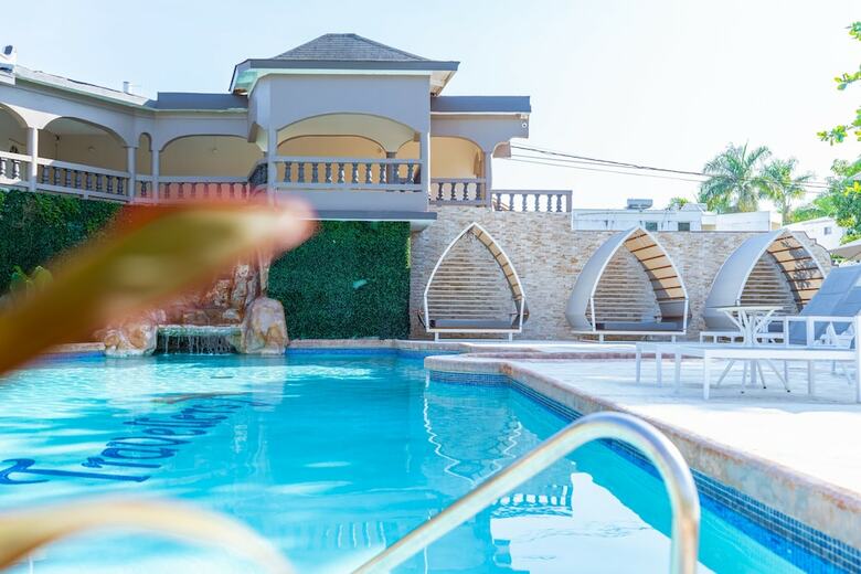 Hotel Travellers Beach Resort