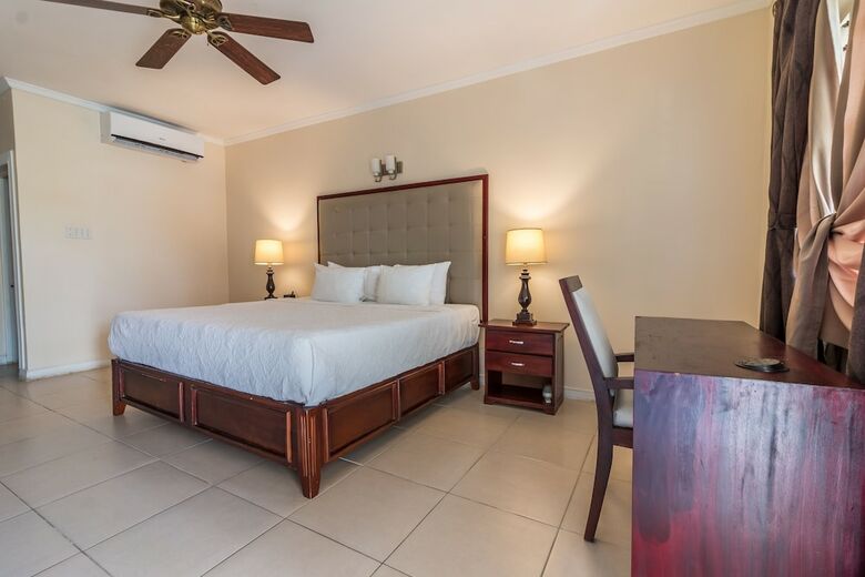 Hotel Travellers Beach Resort