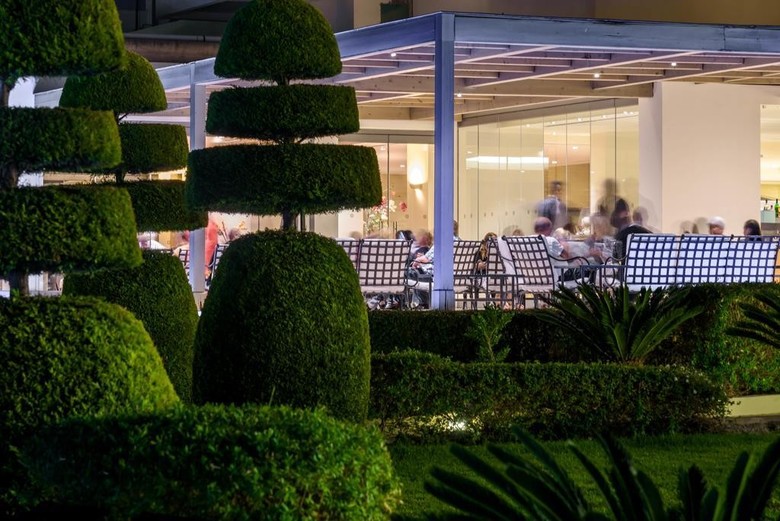 Hotel The Ixian Grand