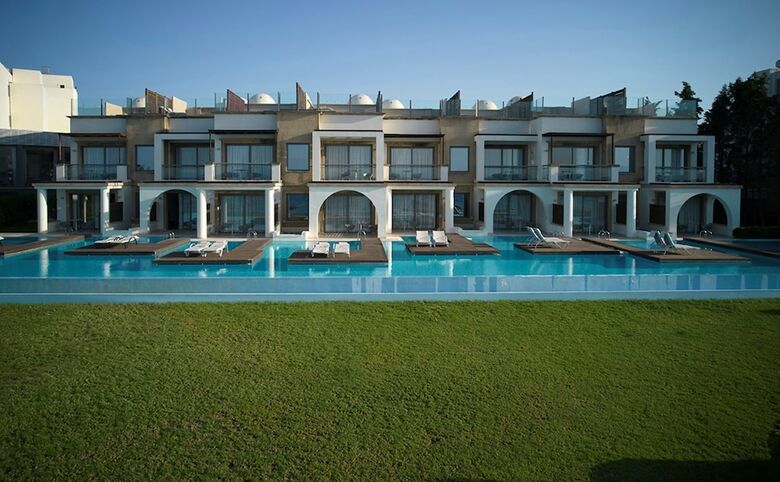 Hotel The Ixian Grand