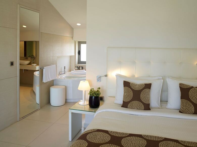 Hotel The Ixian Grand