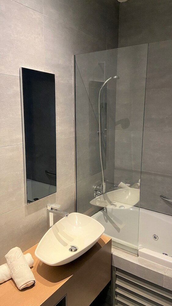 Hotel The Ixian Grand