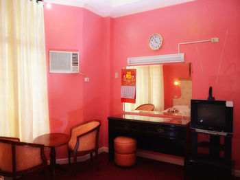 Sunny Point Hotel & Apartelle