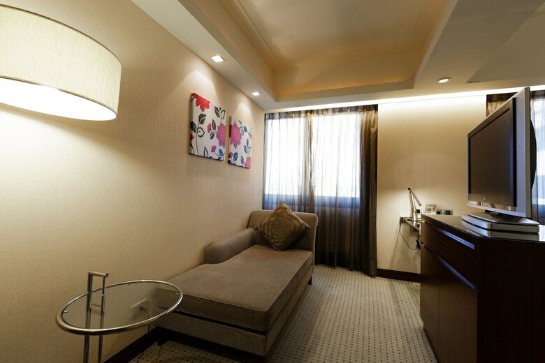 Jen Dow International Hotel