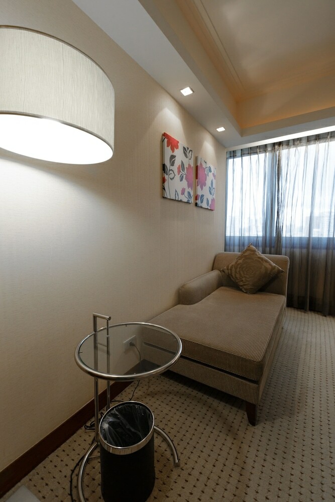 Jen Dow International Hotel