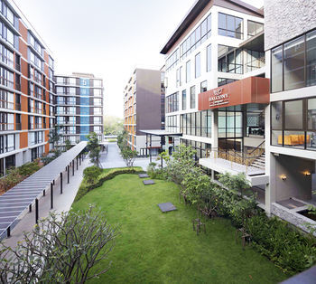 Aparthotel Balcony Courtyard Serviced Apartments