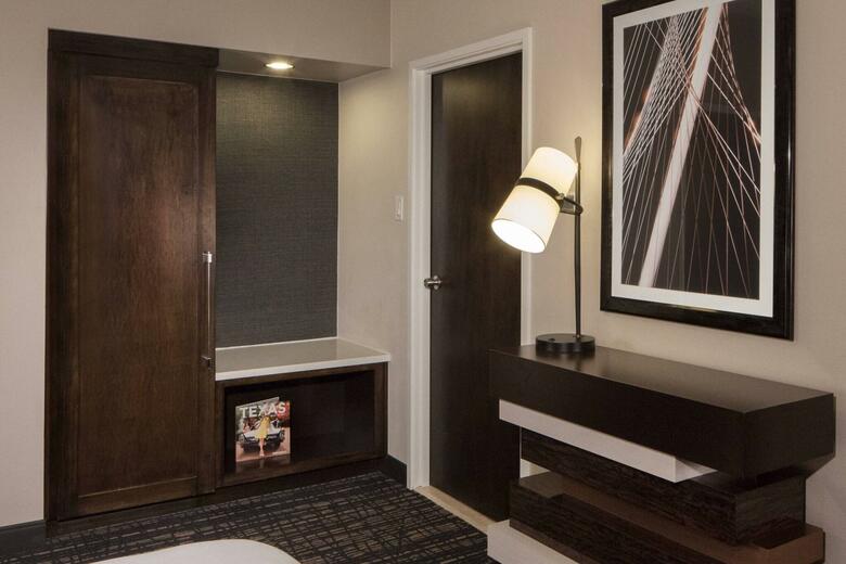 Hotel Dallas Marriott Suites Market Center