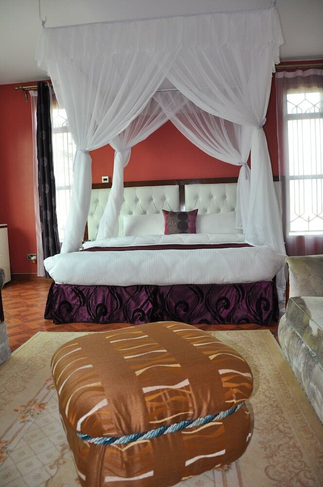 Hotel Karen Inn And Suites