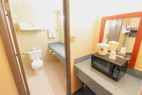 Hotel Canad Inns Destination Centre Garden City