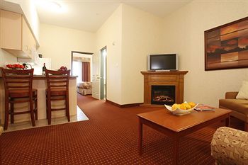 Pomeroy Inn & Suites Hotel