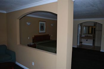 Motel Walnut Inn & Suites