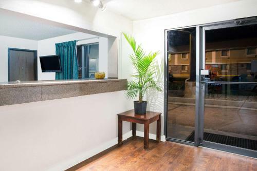 Motel Super 8 Limon
