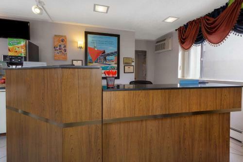 Hotel Howard Johnson Express Inn - Colorado Springs