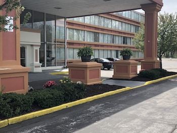 Hotel A Victory Inn & Suites- Muskegon