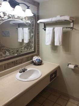 Hotel A Victory Inn & Suites- Muskegon