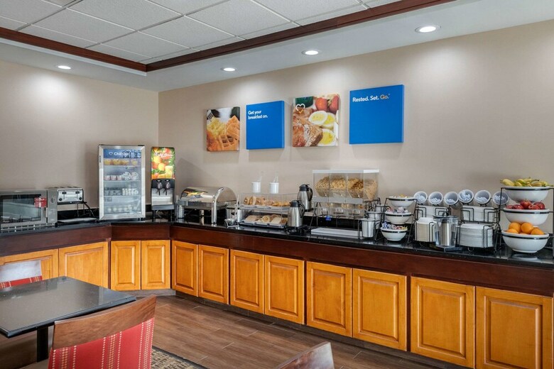 Hotel Comfort Inn & Suites