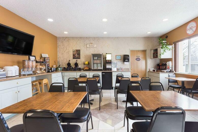 Hotel Howard Johnson Inn And Suites By Vancouver Mall