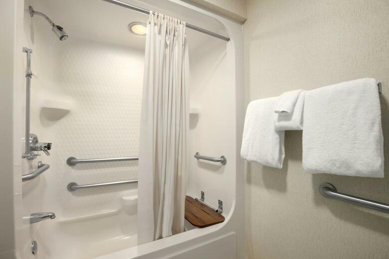 Hotel Howard Johnson Inn And Suites By Vancouver Mall