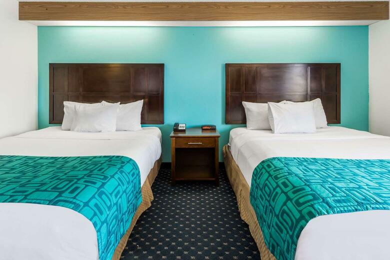 Hotel Howard Johnson Inn And Suites By Vancouver Mall