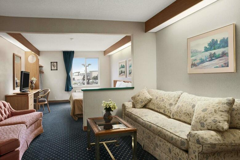 Hotel Howard Johnson Inn And Suites By Vancouver Mall